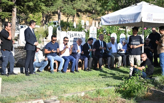 Abdullah Gül, Halasının Cenaze Törenine Katıldı