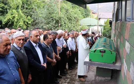 Şenkaya eski Belediye Başkanı Yavuz Bedir'in annesi dualarla uğurlandı