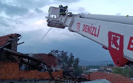 Denizli'nin Çal ilçesinde şirket müdürünün evinde yangın çıktı