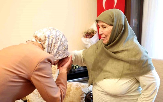 Bakan Göktaş, şehit Tuğgeneral Sezgin Erdoğan'ın ailesini ziyaret etti