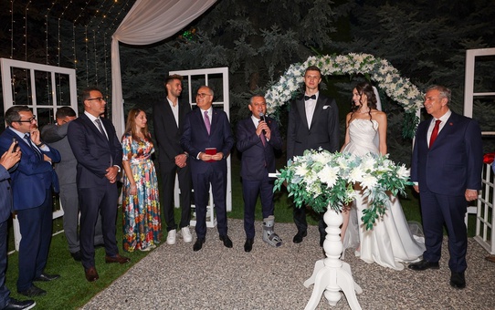CHP Genel Başkanı Özgür Özel, İrem Yaman ve Mert Matic'in nikah şahitliğini yaptı