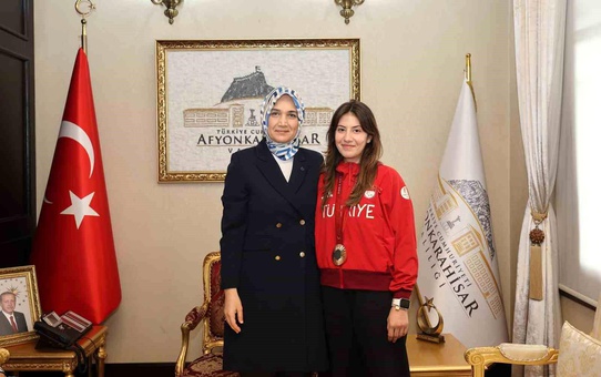 Vali Yiğitbaşı, Paralimpik Şampiyon Meryem Betül Çavdar'ı Kabul Etti