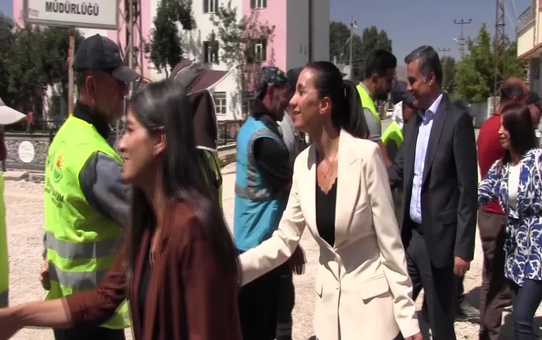 Van Büyükşehir Belediyesi Çaldıran ilçesinde asfalt çalışması yapıyor