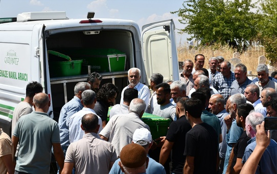 Gaziantep'teki Trafik Kazasında Hayatını Kaybeden Kız Kardeşler Yan Yana Defnedildi