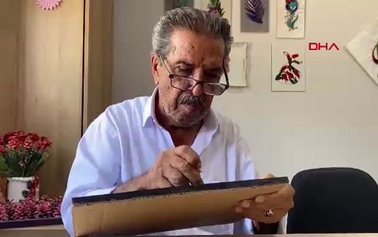 Yaşlı adam filografi sanatını öğrenerek eserlerini sergiliyor