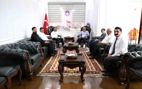 Battalgazi Belediye Başkanı Bayram Taşkın, Milliyet gazetesi yazarı Abbas Güçlü'yü makamında ağırladı