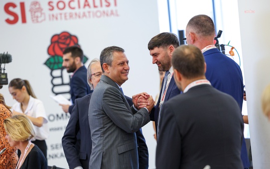 Özgür Özel, Sosyalist Enternasyonal Toplantısına Başkanlık Etti