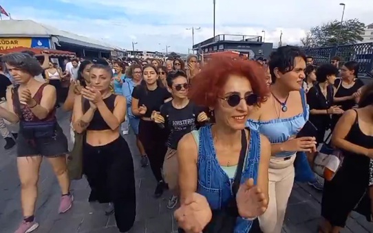 İstanbul'da kadınlar Narin Güran için toplandı! 'Bir kişi daha eksilmeyeceğiz' sloganı attılar