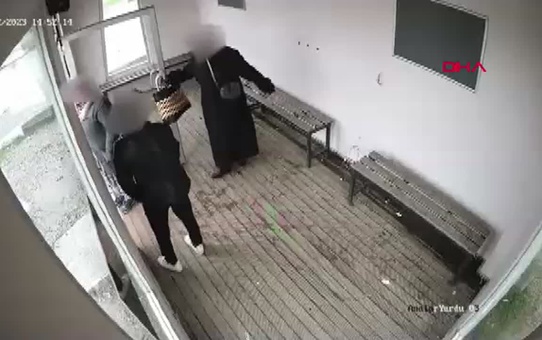 Çan'da Gençler Otobüs Durağına Zarar Verdi