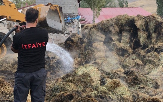 Ağrı'da Yangın: 3 Bin Balya Ot Küle Döndü