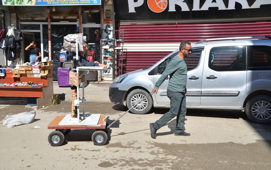 Baba, Oğlunu Mutlu Etmek İçin Sehpa Yaptı