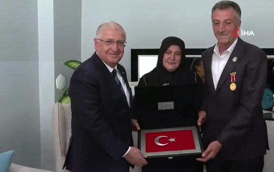 Bakan Güler, Gazi Şahin'i Ziyaret Etti