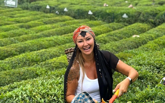 Pınar Altuğ Rize'de Çay Topladı