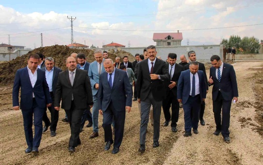 Vali Çelik Yüksekova'da İncelemelerde Bulundu