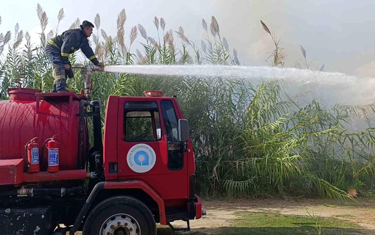 Manavgat'ta Irmak Kenarında Yangın Çıktı