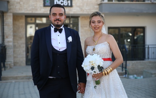 Depremzede Çift Yeni Evde Düğün Yaptı