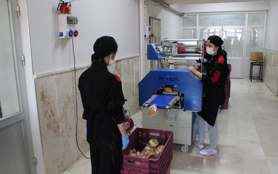 Aksaray'da Öğrenciler Günde 5 Bin Ekmek Üretiyor