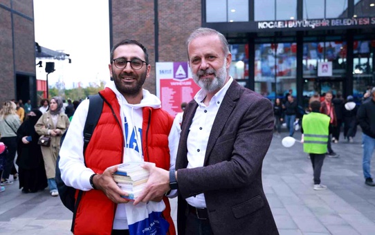 14. Kocaeli Kitap Fuarı'nda 1 milyonuncu ziyaretçi büyük bir mutlulukla karşılandı