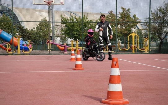 Baba-Oğul Motosiklet Yarışına Hazırlanıyor