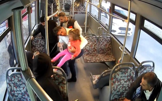 Malatya'da Otobüs Şoförü, Boğulma Tehlikesindeki Çocuğu Kurtardı