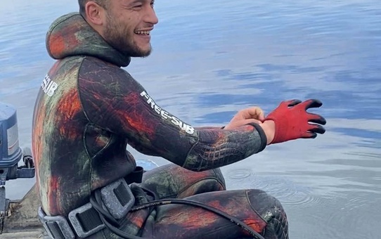 İzmir'de Direğe Çarpan Sürücü Hayatını Kaybetti