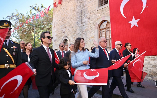Çeşme'de Cumhuriyet'in 101'inci Yılı Coşkuyla Kutlandı