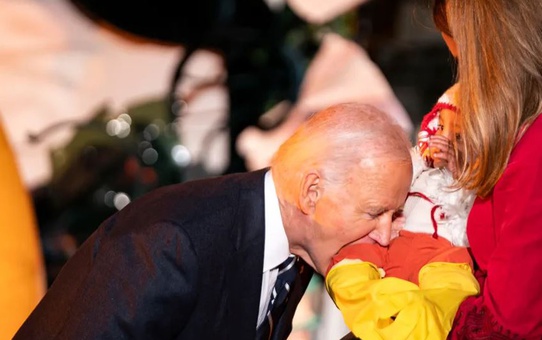 ABD Başkanı Biden, Joe Biden Beyaz Saray'ın Cadılar Bayramı partisinde üç bebeği ısırdı
