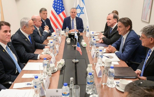 İlk fotoğraf geldi: Netanyahu ateşkes için masaya oturdu