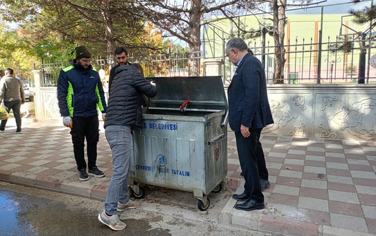Zile'de Çöp Konteynerleri Dezenfekte Ediliyor