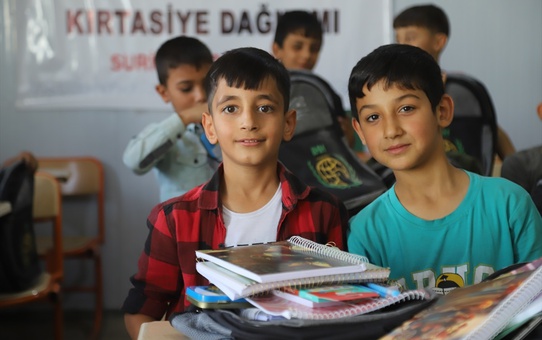 İHH'dan İdlib'deki Öğrencilere Kırtasiye Desteği