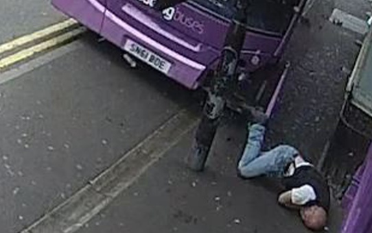 Yolda yürürken otobüs çarptı! Hiçbir şey olmamış gibi kalkıp meyhaneye gitti