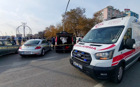 Gebze'de Park Halindeki Minibüste Ceset Bulundu