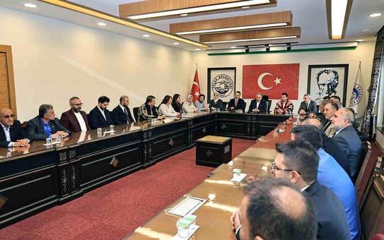AK Parti Talas İlçe Başkanı Mustafa Kiraz, Başkan Yalçın'ı Ziyaret Etti