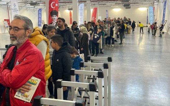 Aydın Kitap Fuarı'nda Varol Yaşaroğlu ve Latife Tekin Buluşması