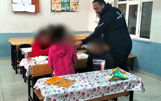Vezirköprü'de Öğrencilere Kış Hediyesi