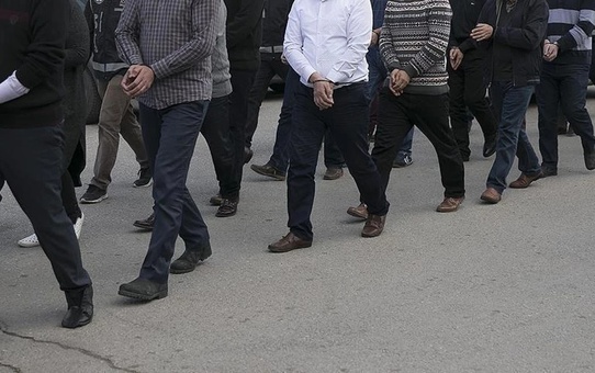 İzmir merkezli 3 ilde FETÖ operasyonu: 49 gözaltı