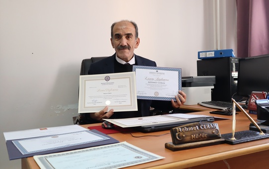 Öğretmenlikten sonra 11 üniversite diploması daha alan müdür örnek oluyor