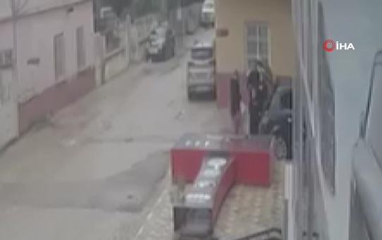 Fırtına tabelayı devirdi, çocuk kurtuldu