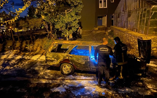 Gazipaşa'da Otomobil Alev Alev Yandı