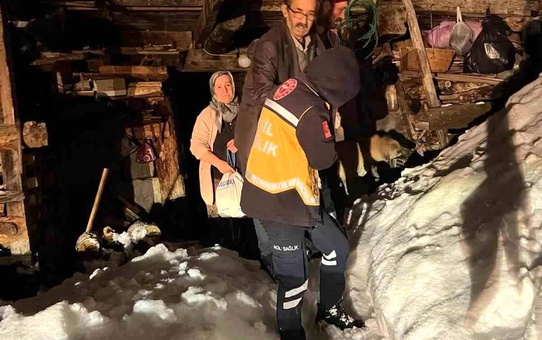 Karla Kaplı Köyde Hasta Kurtarıldı