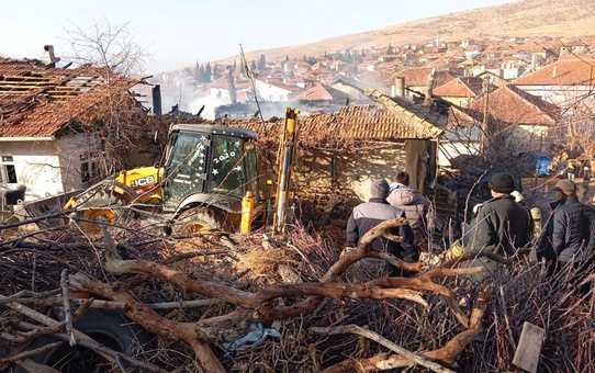 Isparta'da Yangın, İki Evi Söndürdü