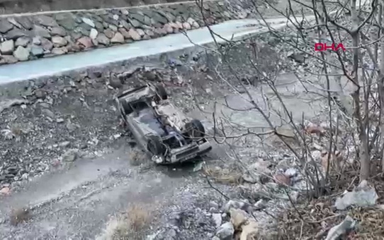 Yusufeli'nde otomobil dere yatağına düştü, sürücü yara almadı