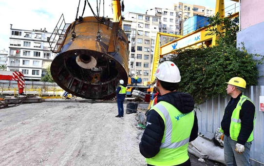 İzmir Buca Metrosu'nda Tünel Açma Makinesi Taşınıyor