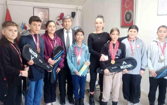 Pasinler'de Badmintonculara Malzeme Desteği