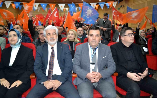AK Parti Kırkağaç'ta Hakkı Uyar Yeni İlçe Başkanı Oldu