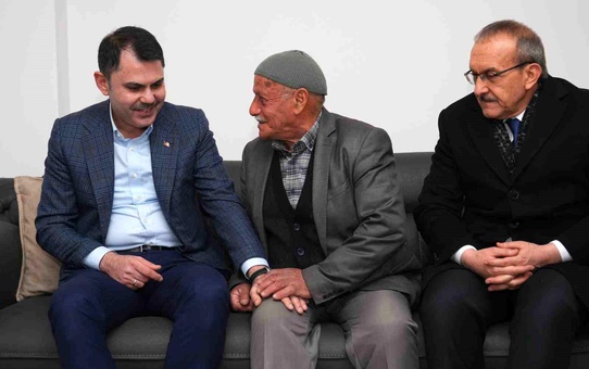 Bakan Kurum'dan köy evlerine taşınan depremzede aileye ziyaret