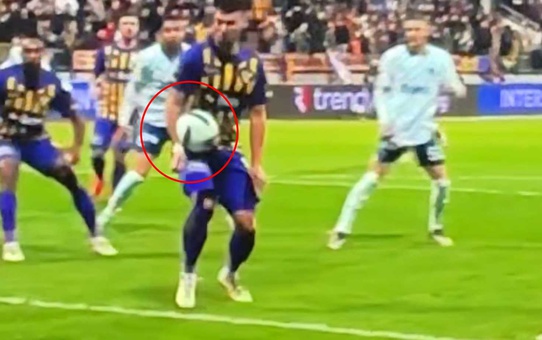  El var mı, yok mu? Fenerbahçe bu pozisyonda penaltı bekledi