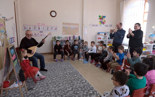 Dede, Torunu İçin Saz Çalmayı Öğrendi