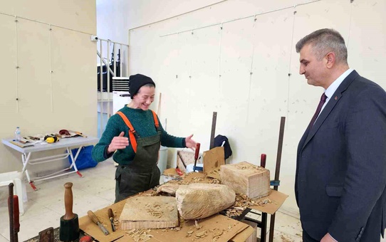 Değirmendere'nin Ahşap Heykeli Alman Sanatçı Tarafından Onarıldı