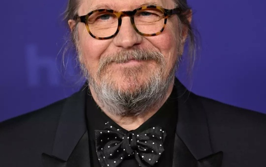 Gary Oldman, MI5 İçin Noel Şiirini Seslendirdi